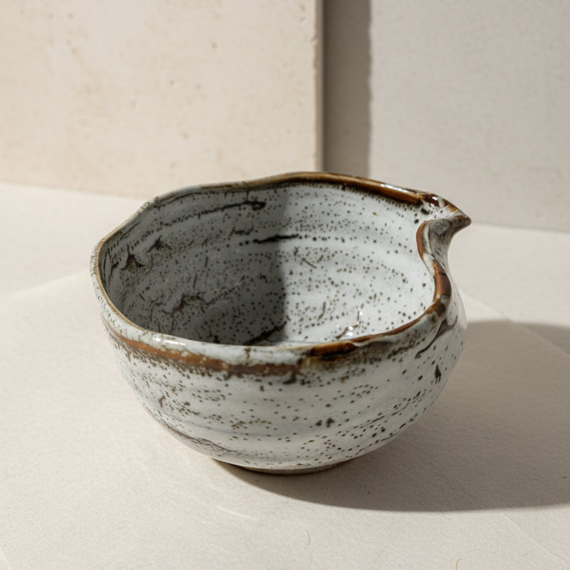 Seiangama: Yuzu White Matcha Bowl with Pouring Lip