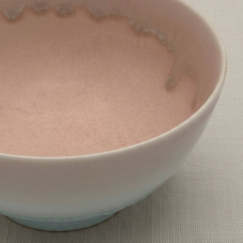 Yamaki Ikai: Shinkou Kiln Pastel Matcha Bowl (Pink / Blue)